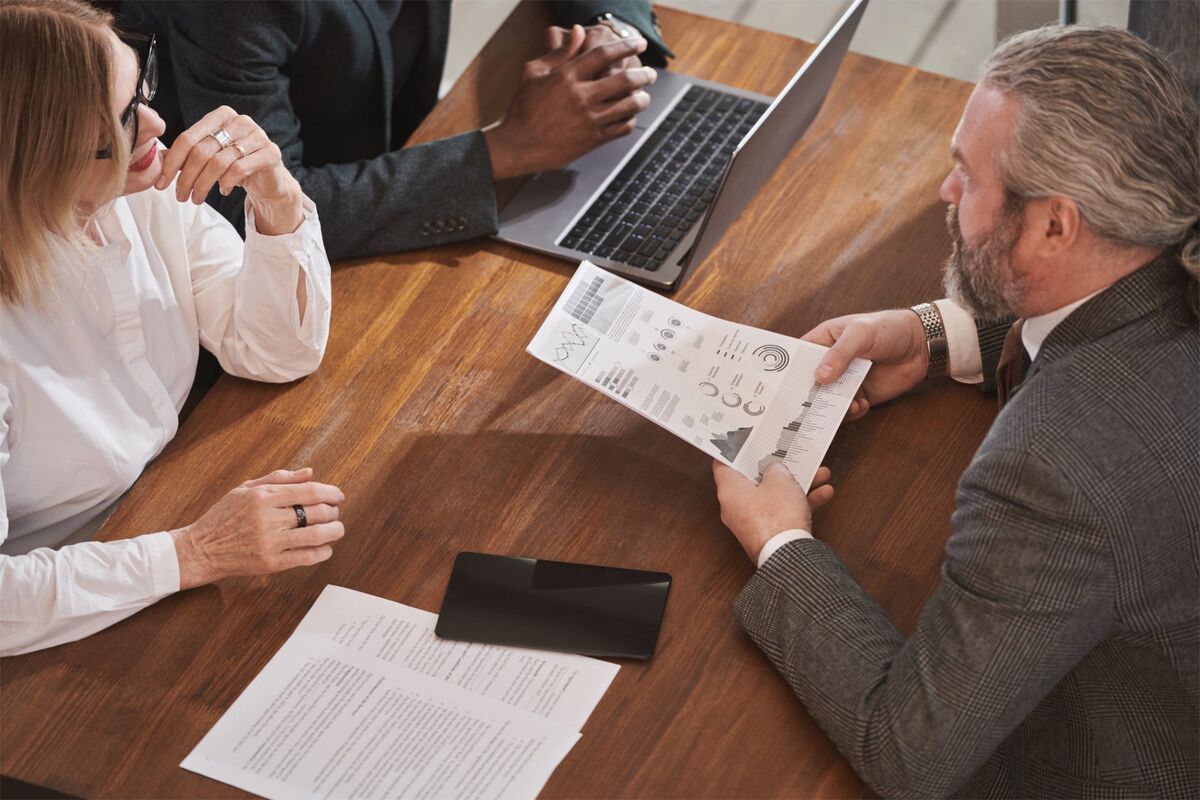 Équipe au travail autour d'une table